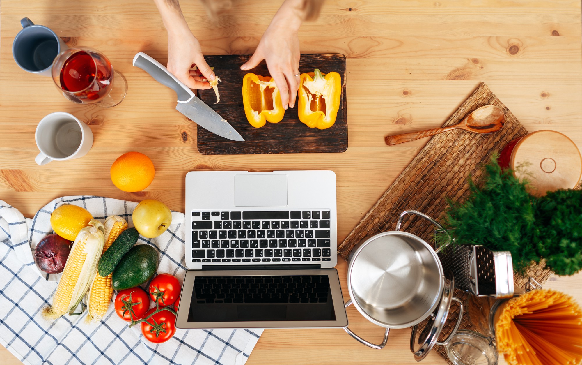 Lezione online con schermo e ingredienti sul tavolo