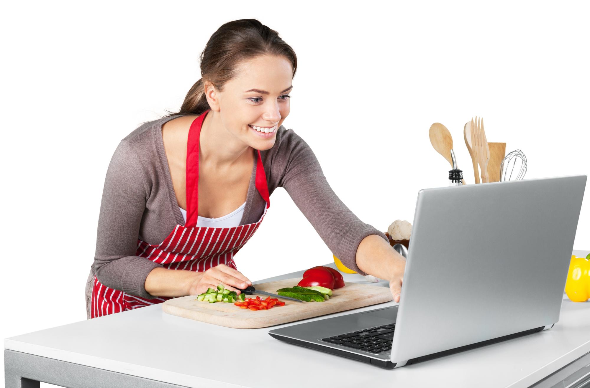 Cucina domestica con laptop e ingredienti