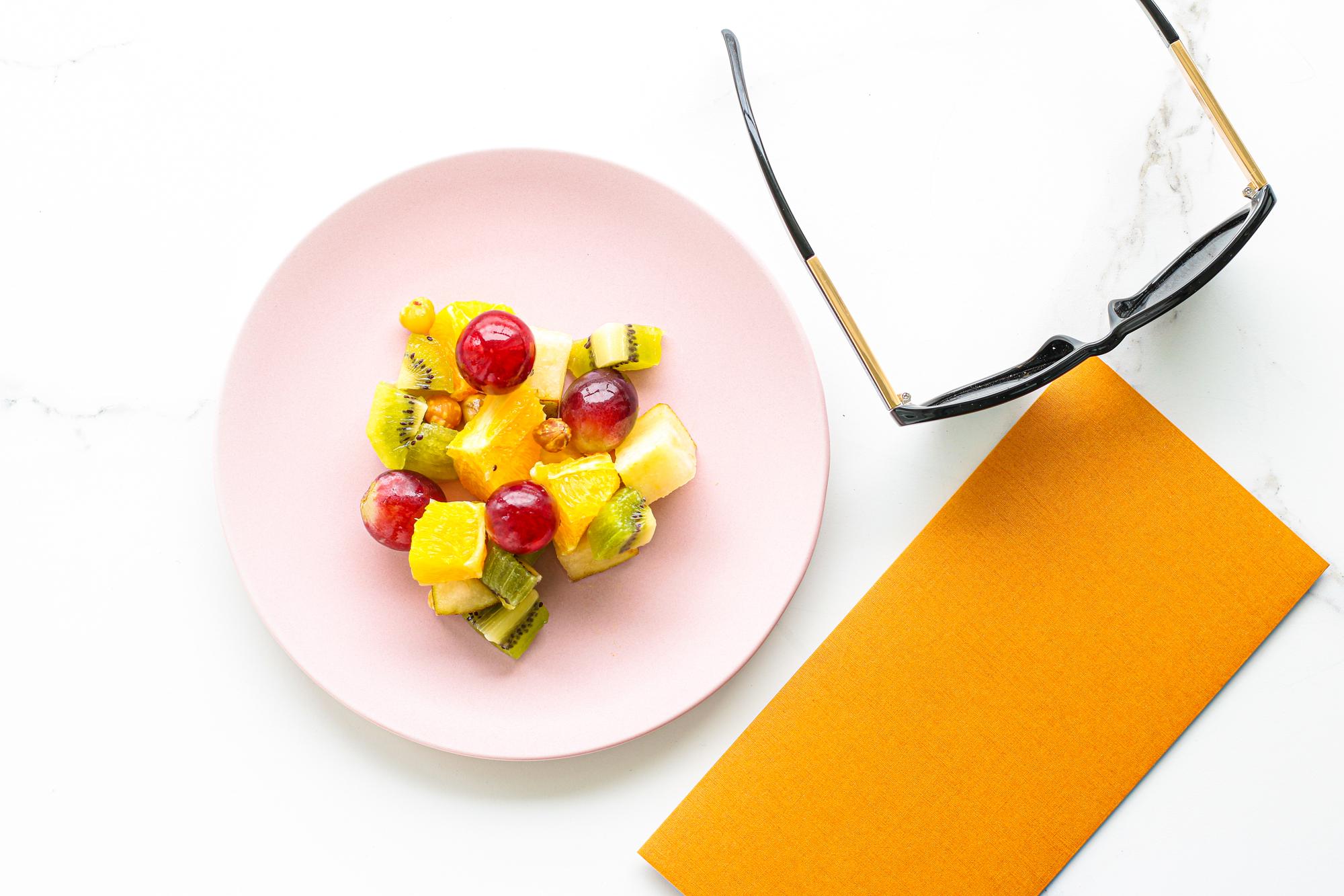 Chef che mostra un piatto colorato in una cucina casalinga